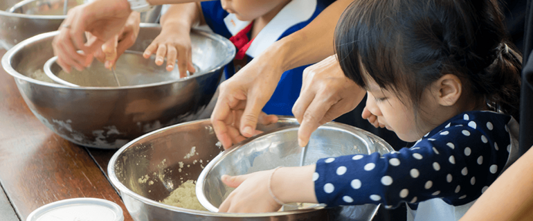 Illustration de : Des cours de cuisine pour les écoles et collèges