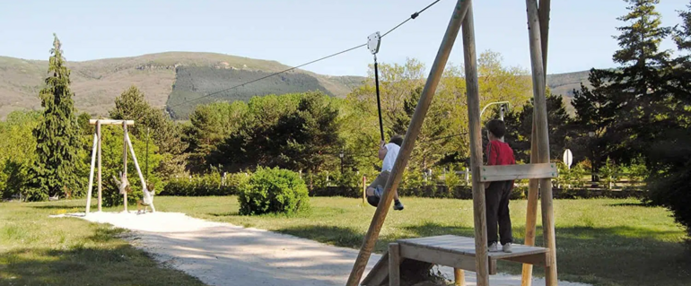 Illustration de : Une tyrolienne dans un Parc