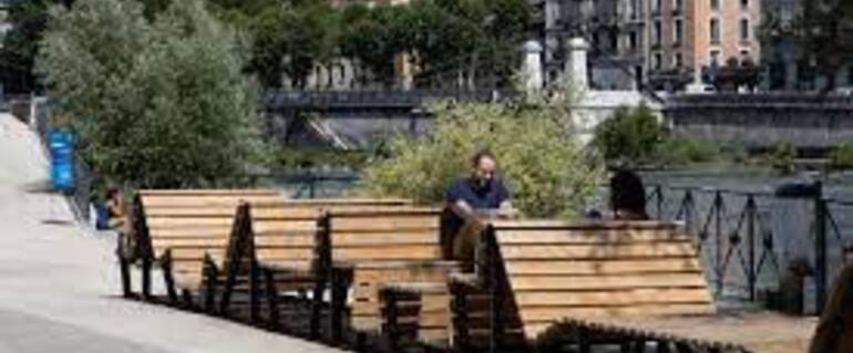 Illustration de : Des bancs et des tables devant le lycée Aristide Berges