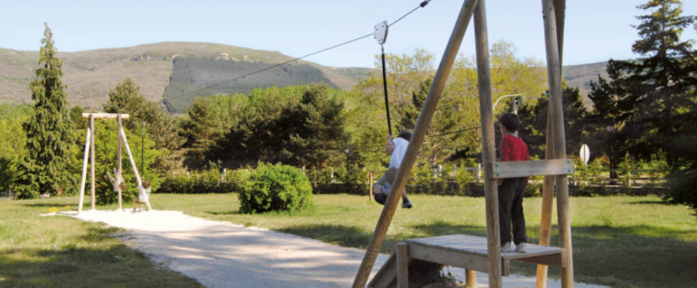 Illustration de : Installation d'un Tyrolienne pour les enfants