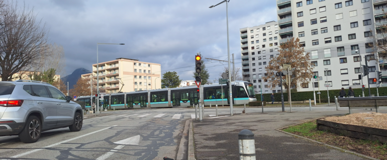 Illustration de : Piste Cyclable Avenue de Grenoble entre rue de Cartale et Av Victor Hugo / Av Louis Armand