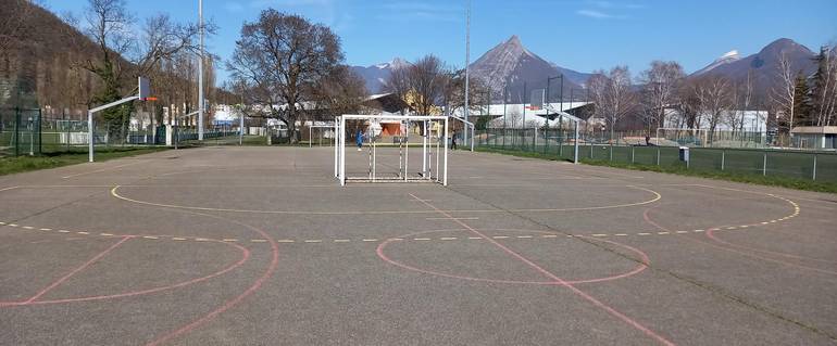 Illustration de : terrains de basket entre les terrains de foot