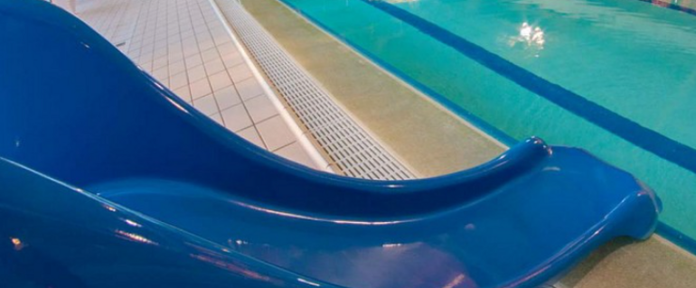 Illustration de : Un toboggan de piscine, accessible au public