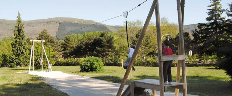 Illustration de : Une tyrolienne dans un parc